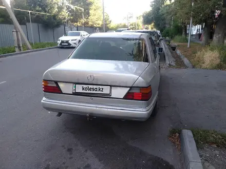 Mercedes-Benz E 220 1992 года за 1 700 000 тг. в Талдыкорган – фото 2