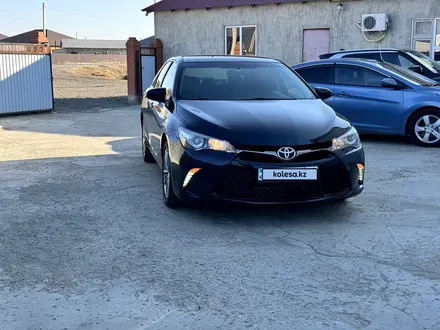 Toyota Camry 2015 года за 9 600 000 тг. в Атырау