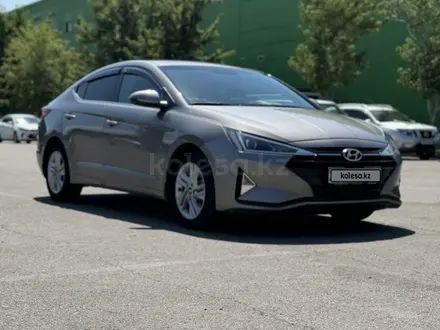 Hyundai Elantra 2019 года за 8 800 000 тг. в Алматы – фото 2