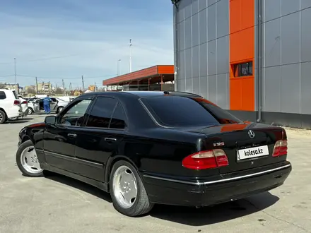 Mercedes-Benz E 320 2000 года за 4 500 000 тг. в Атырау – фото 2