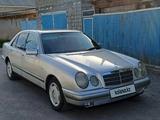 Mercedes-Benz E 200 1997 года за 2 500 000 тг. в Жетысай – фото 2