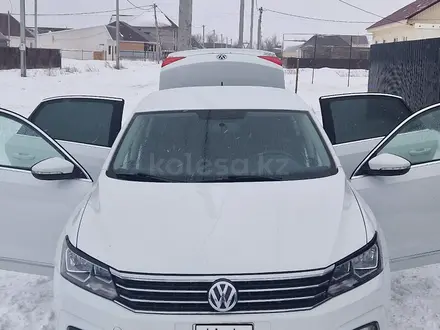 Volkswagen Passat 2016 года за 5 800 000 тг. в Уральск – фото 2