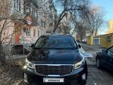 Kia Carnival 2015 года за 11 000 000 тг. в Алматы – фото 2