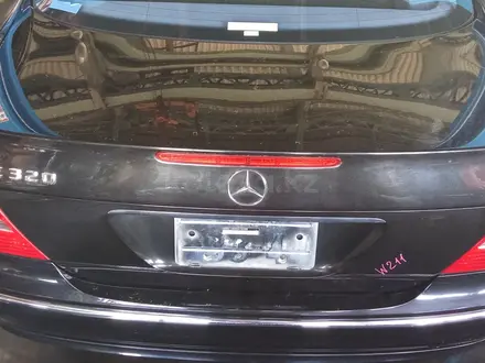 Крышка багажника Mercedes E-Class (W211) за 25 000 тг. в Усть-Каменогорск