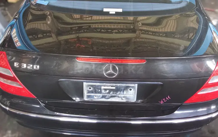 Крышка багажника Mercedes E-Class (W211) за 25 000 тг. в Усть-Каменогорск