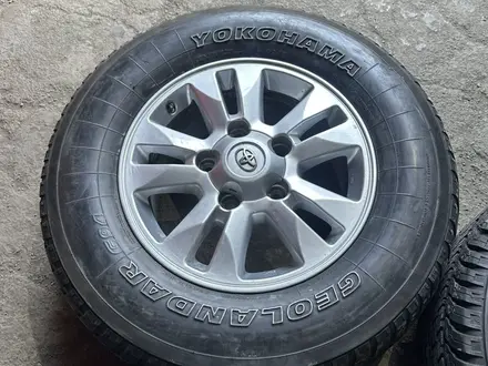 Toyota R17 5x150 Оригинал с шинами. за 220 000 тг. в Алматы – фото 5