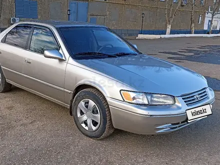 Toyota Camry 1997 года за 3 500 000 тг. в Актобе – фото 2