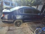 Volkswagen Passat 2006 года за 1 500 000 тг. в Актобе – фото 2