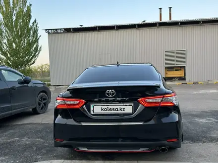 Toyota Camry 2021 года за 14 920 000 тг. в Алматы – фото 4