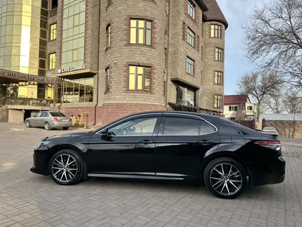 Toyota Camry 2021 года за 14 920 000 тг. в Алматы – фото 16