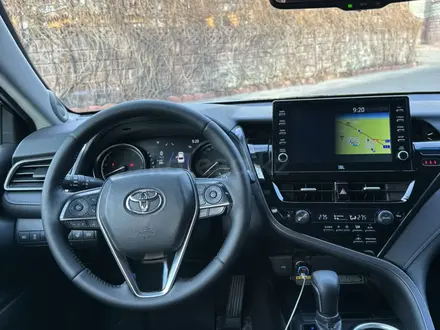 Toyota Camry 2021 года за 14 920 000 тг. в Алматы – фото 25