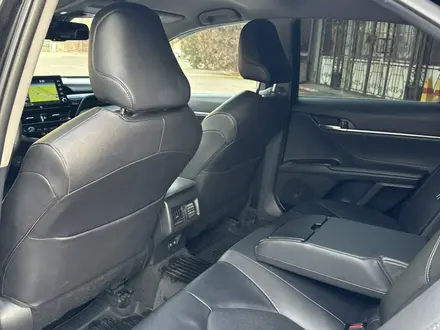 Toyota Camry 2021 года за 14 920 000 тг. в Алматы – фото 27
