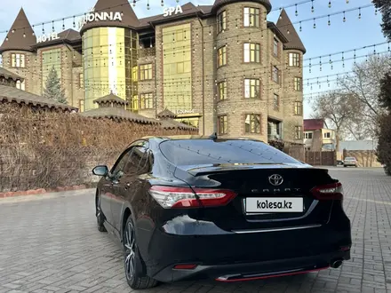 Toyota Camry 2021 года за 14 920 000 тг. в Алматы – фото 29