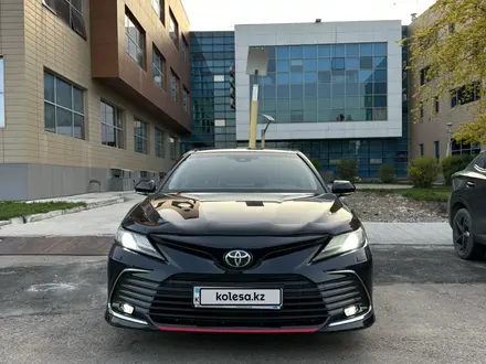 Toyota Camry 2021 года за 14 920 000 тг. в Алматы – фото 2