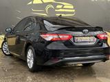 Toyota Camry 2019 года за 14 490 000 тг. в Актобе – фото 4