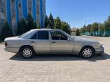 Mercedes-Benz E 220 1993 года за 1 934 000 тг. в Алматы – фото 4