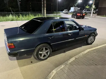 Mercedes-Benz E 220 1993 года за 1 850 000 тг. в Жанаарка – фото 2