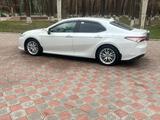 Toyota Camry 2021 года за 16 700 000 тг. в Тараз – фото 2