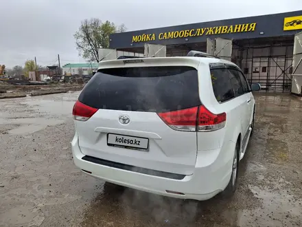 Toyota Sienna 2013 года за 10 000 000 тг. в Уральск – фото 2
