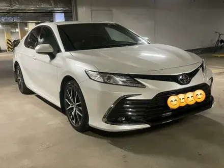 Toyota Camry 2021 года за 17 500 000 тг. в Актау – фото 2