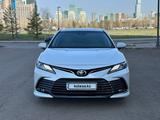 Toyota Camry 2022 года за 13 200 000 тг. в Астана – фото 2