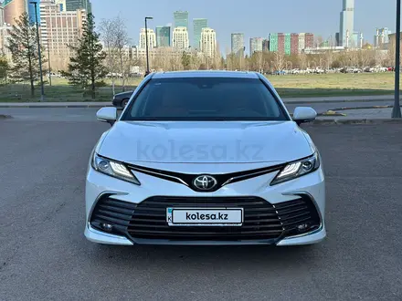 Toyota Camry 2022 года за 12 900 000 тг. в Астана – фото 2