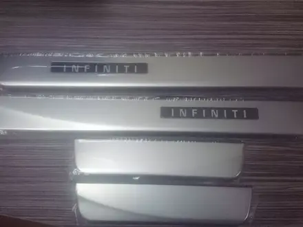 Оригинальный комплект порогов с подсветкой на Infiniti QX56 за 120 000 тг. в Алматы