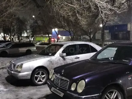 Mercedes-Benz E 280 1996 года за 2 600 000 тг. в Сарыозек – фото 3