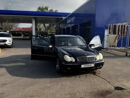 Mercedes-Benz C 200 2002 года за 3 000 000 тг. в Алматы – фото 2