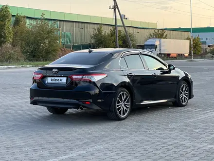 Toyota Camry 2021 года за 15 500 000 тг. в Актобе – фото 4