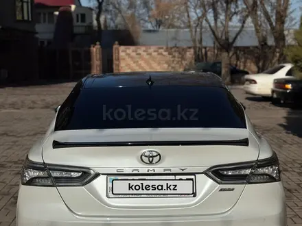 Toyota Camry 2020 года за 13 400 000 тг. в Алматы – фото 14