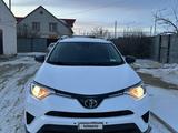 Toyota RAV4 2018 года за 12 600 000 тг. в Кульсары – фото 3