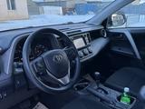 Toyota RAV4 2018 года за 12 600 000 тг. в Кульсары – фото 2