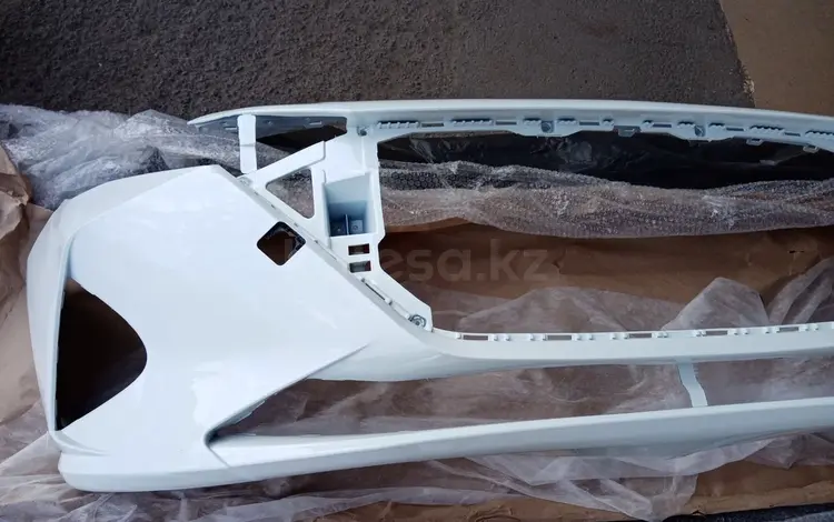 Бампер передний окрашены цвет кузова белый серебро модель 2020 года 2022 г за 40 000 тг. в Алматы