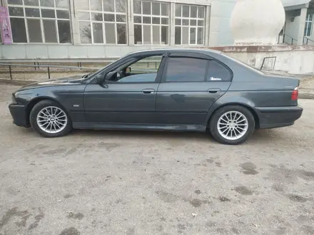 BMW 528 1998 года за 3 100 000 тг. в Мерке – фото 2