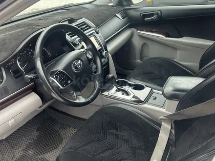 Toyota Camry 2014 года за 6 500 000 тг. в Актобе – фото 2