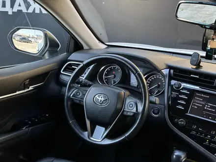 Toyota Camry 2018 года за 13 000 000 тг. в Атырау – фото 7