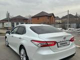 Toyota Camry 2020 года за 17 500 000 тг. в Алматы – фото 2