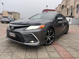 Toyota Camry 2020 года за 9 300 000 тг. в Атырау – фото 2