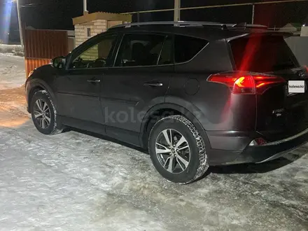 Toyota RAV4 2017 года за 7 900 000 тг. в Уральск – фото 3
