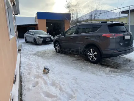 Toyota RAV4 2017 года за 7 900 000 тг. в Уральск – фото 2