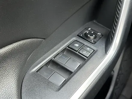 Toyota RAV4 2019 года за 12 850 000 тг. в Актобе – фото 18