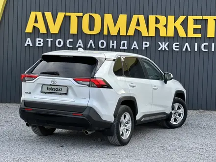 Toyota RAV4 2019 года за 12 850 000 тг. в Актобе – фото 2