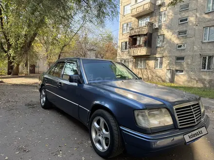 Mercedes-Benz E 220 1993 года за 2 400 000 тг. в Алматы – фото 2