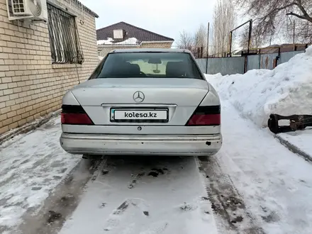 Mercedes-Benz E 220 1995 года за 1 500 000 тг. в Актобе – фото 4