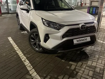 Toyota RAV4 2023 года за 19 000 000 тг. в Алматы