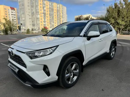 Toyota RAV4 2019 года за 13 700 000 тг. в Караганда