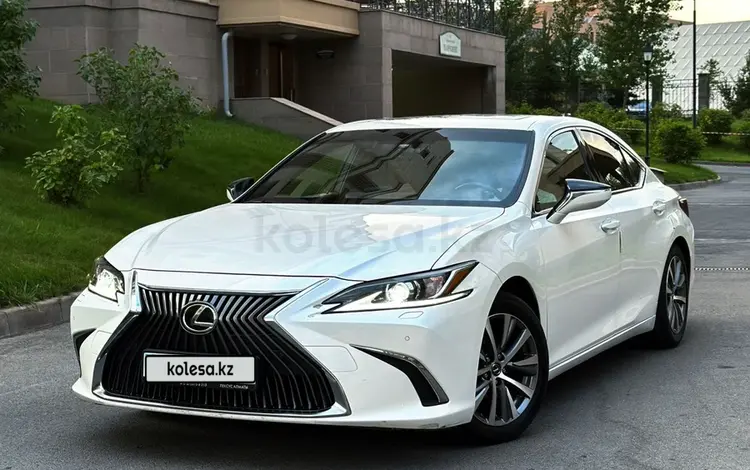 Lexus ES 250 2018 года за 18 000 000 тг. в Алматы
