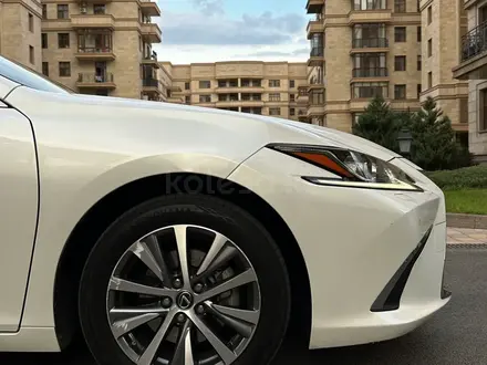 Lexus ES 250 2018 года за 18 000 000 тг. в Алматы – фото 5