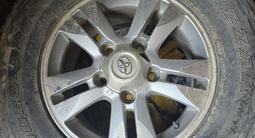 Шина и диски оригинальные диски зимняя шина почти новые подходят крузак за 300 000 тг. в Алматы